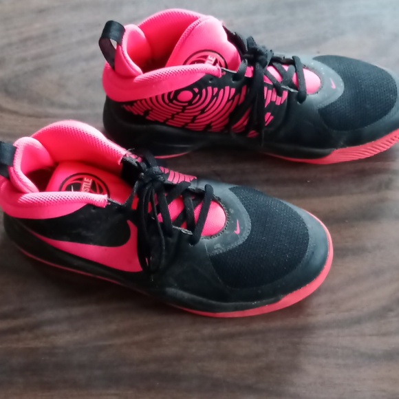 Nike girl basketball shoes - Picture 2 of 3